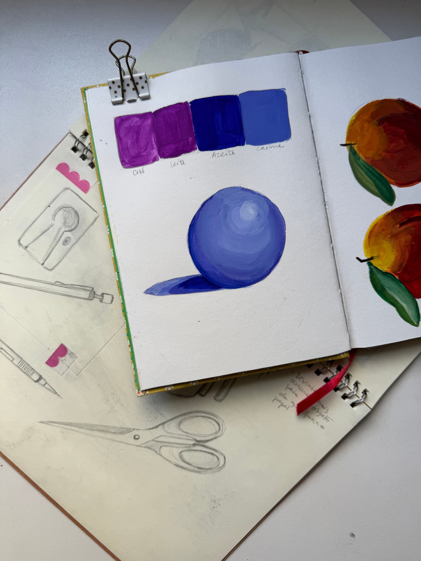 Swatches de cores e exercício de esfera em guache