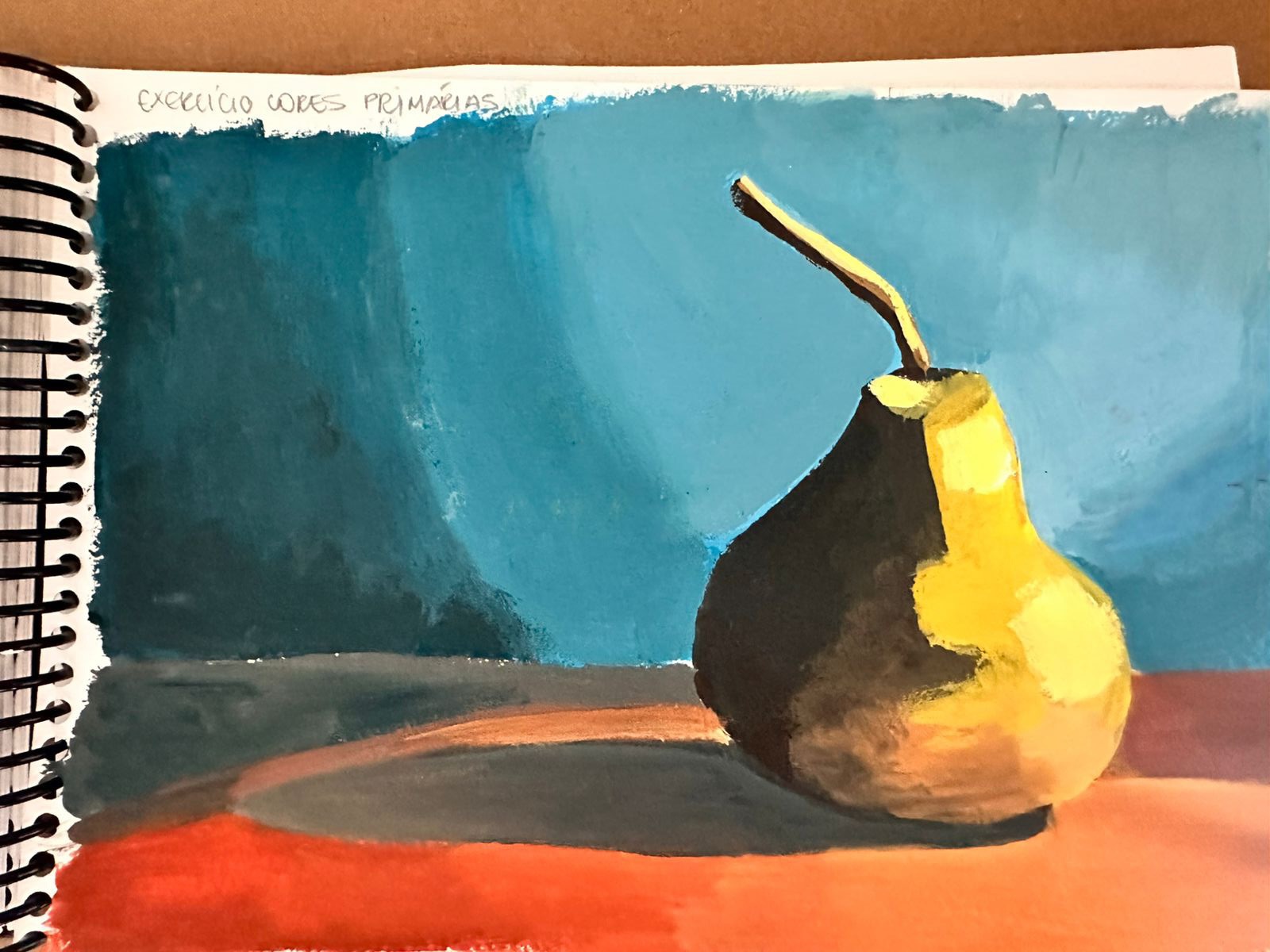 Estudo de pera com fundo azul em guache