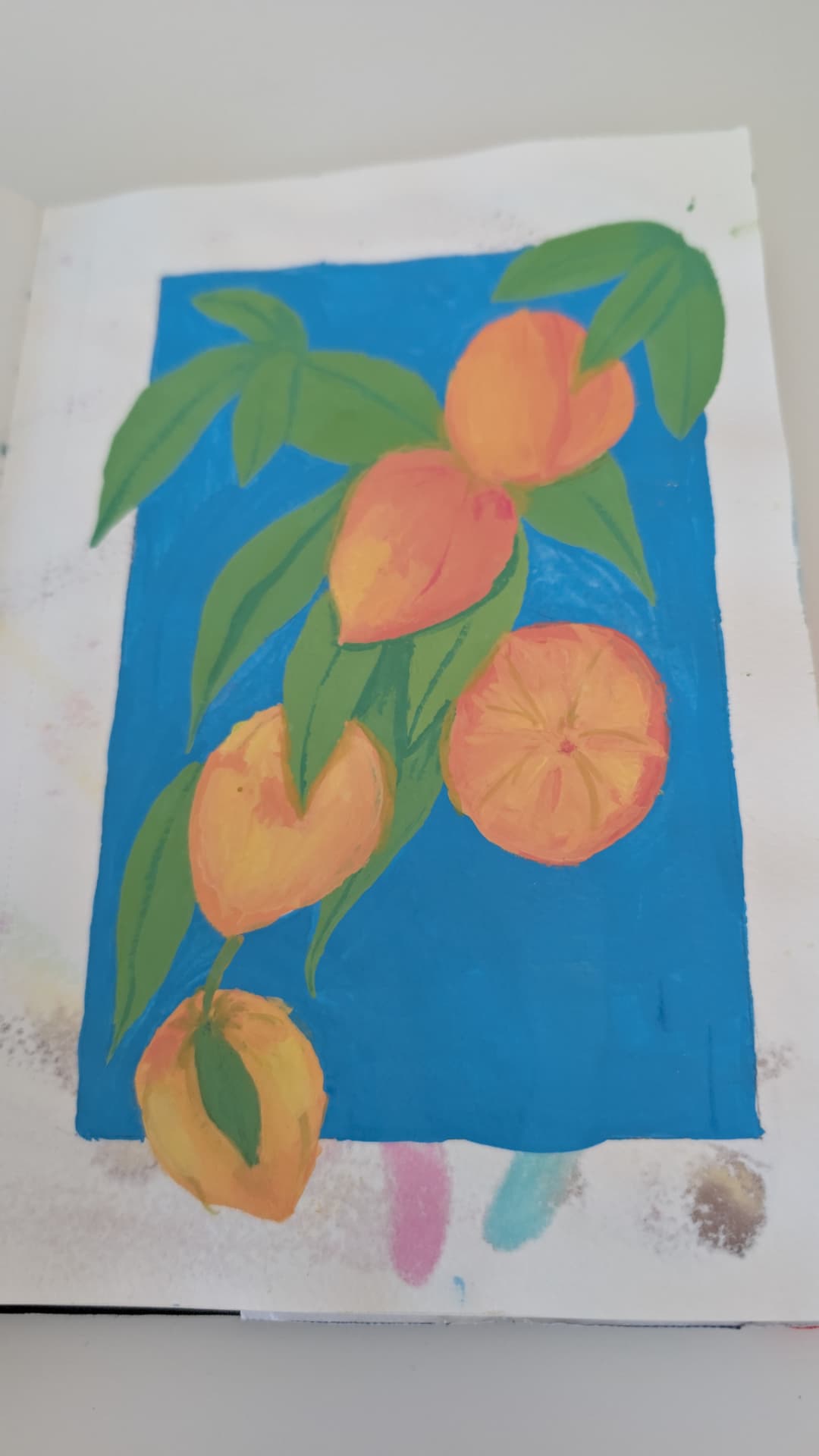 Estudo de frutas cítricas com fundo azul em guache